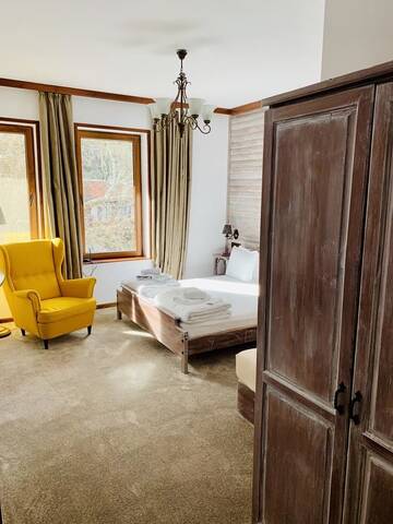 Фото номера Трехместный номер с ванной Гостевой дом Guest House Holiday in Melnik г. Мелник 2