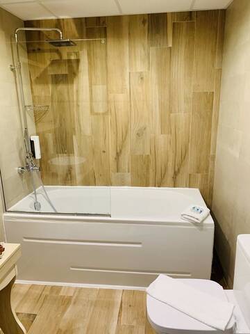Фото номера Трехместный номер с ванной Гостевой дом Guest House Holiday in Melnik г. Мелник 6