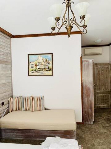 Фото номера Трехместный номер с ванной Гостевой дом Guest House Holiday in Melnik г. Мелник 4