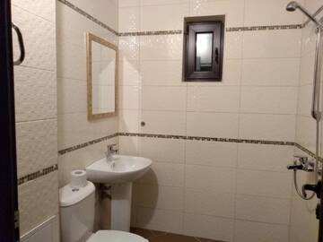 Фото номера Четырехместный номер с балконом Гостевой дом Guesthouse White Margarit г. Мелник 4