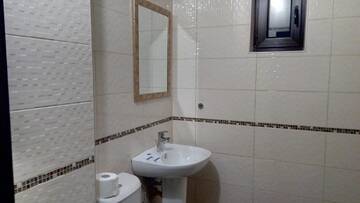 Фото номера Четырехместный номер с балконом Гостевой дом Guesthouse White Margarit г. Мелник 7