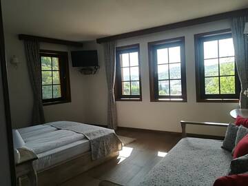 Фото номера Трехместный номер Делюкс Гостевой дом Manoleva House г. Мелник 10