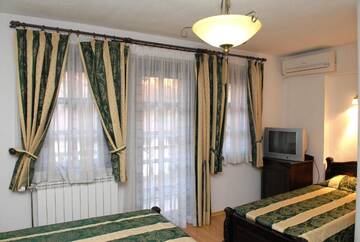 Фото номера Трехместный номер Отель Hotel Bolyarka г. Мелник 2