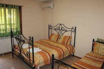 Фото номера Трехместный номер с балконом Гостевой дом Guest House Chinarite г. Мелник 4