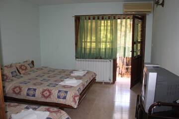 Фото номера Трехместный номер с балконом Гостевой дом Guest House Chinarite г. Мелник 2