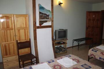 Фото номера Трехместный номер с балконом Гостевой дом Guest House Chinarite г. Мелник 3