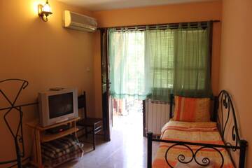 Фото номера Трехместный номер с балконом Гостевой дом Guest House Chinarite г. Мелник 5