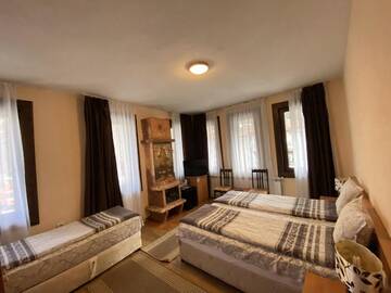 Фото номера Трехместный номер Отель Chavkova house г. Мелник 6