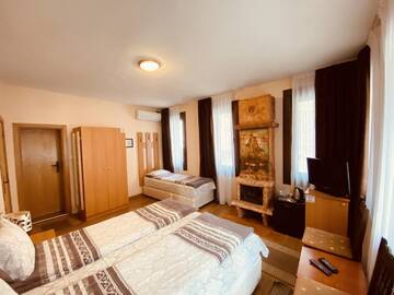 Фото номера Трехместный номер Отель Chavkova house г. Мелник 7
