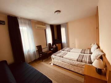 Фото номера Трехместный номер Отель Chavkova house г. Мелник 10